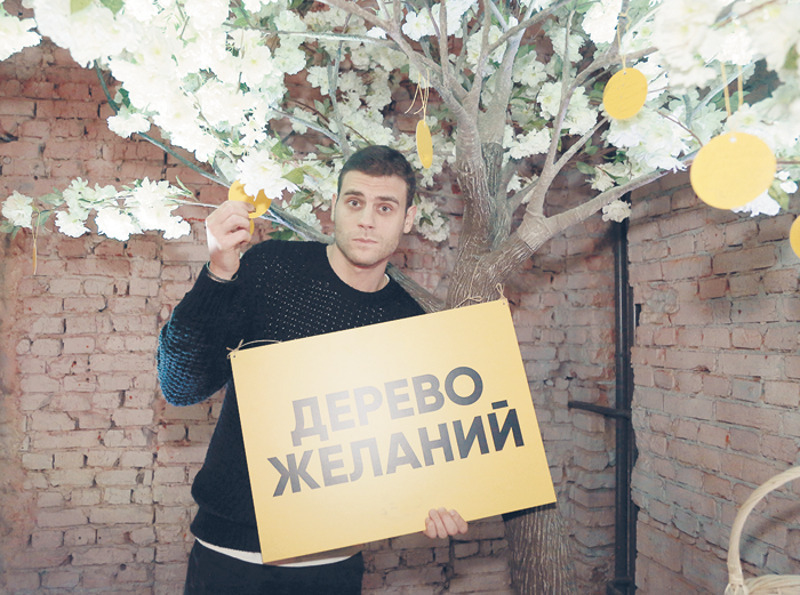 Актер сериалов «Беглые родственники», «Доктор Рихтер» Дмитрий Ендальцев не удержался от загадывания желания под магическим деревом