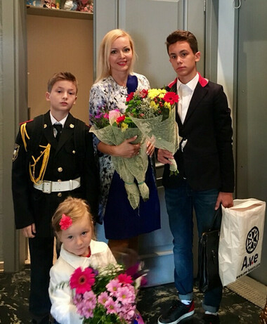 За одно утро Ирина Сашина успела посмотреть праздничную линейку всех детей. На фото ведущая с дочерью Марийкой, старшим Алексом и средним Германом