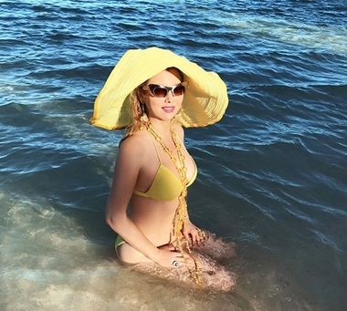 Лена Ленина лето проводит на море
