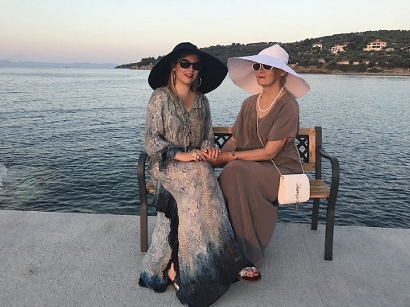 Ленина водит маму в СПА