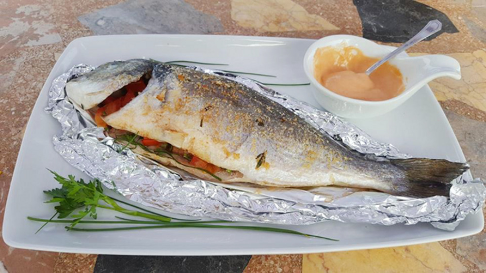 Дорада с помидорами и оливками