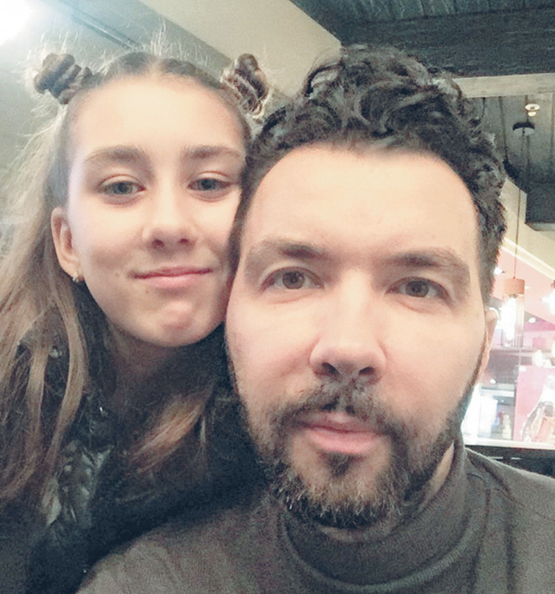 Денис с удовольствием встречается с дочерью Эвелин и остался в хороших отношениях с ее мамой, певицей Евой Польной