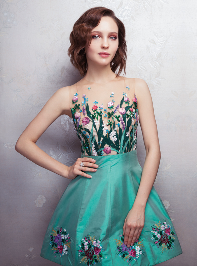 Платье, Yanina couture; кольцо и серьги, все – Mercury. Обои с ручной росписью, de Gournay