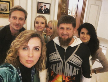 Рамзан Кадыров с Яной Рудковской, Светланой Бондарчук, глянцевым редактором Ксенией Соловьевой, одним из самых дорогих стилистов Москвы Вадимом Галагановым, моделью Натальей Якимчук 