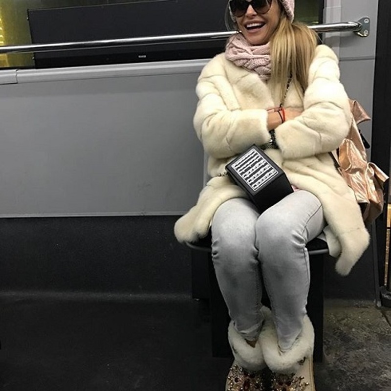 Анна в автобусе