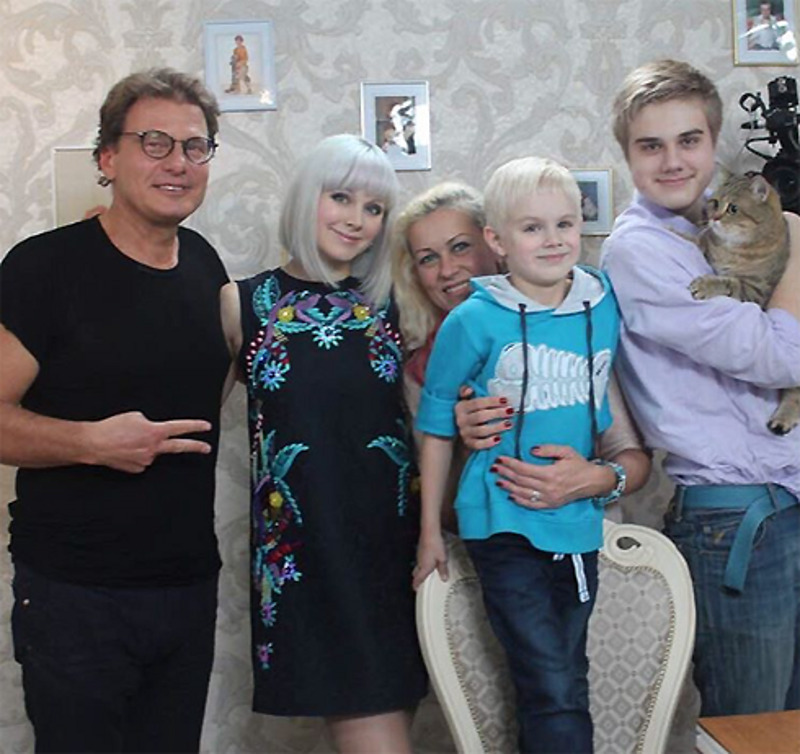 Натали со своей семьей