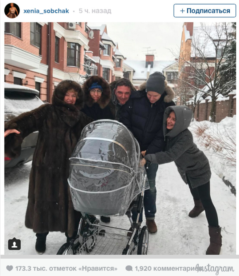 На первую прогулку с малышом вышло все семейством