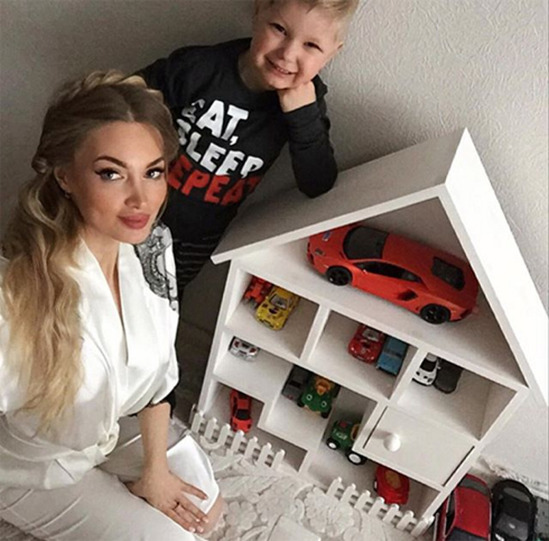 Евгения Феофилактова теперь живет с сыном Даниэлем, а бывший муж приезжает в гости