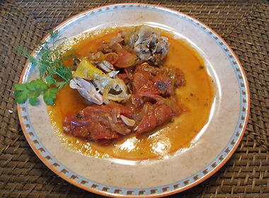 Курица, тушеная с помидорами, вином и горчицей
