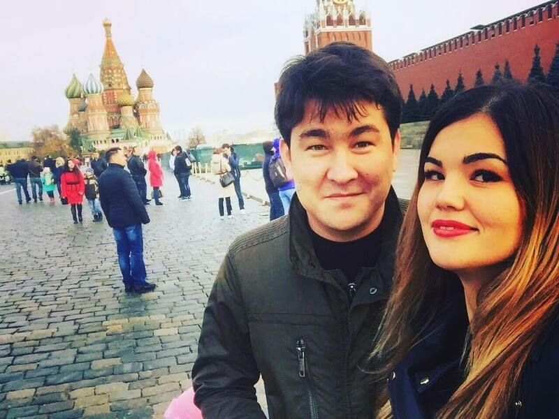 Супруга сделала Азамату неожиданный подарок в виде гитары-торта