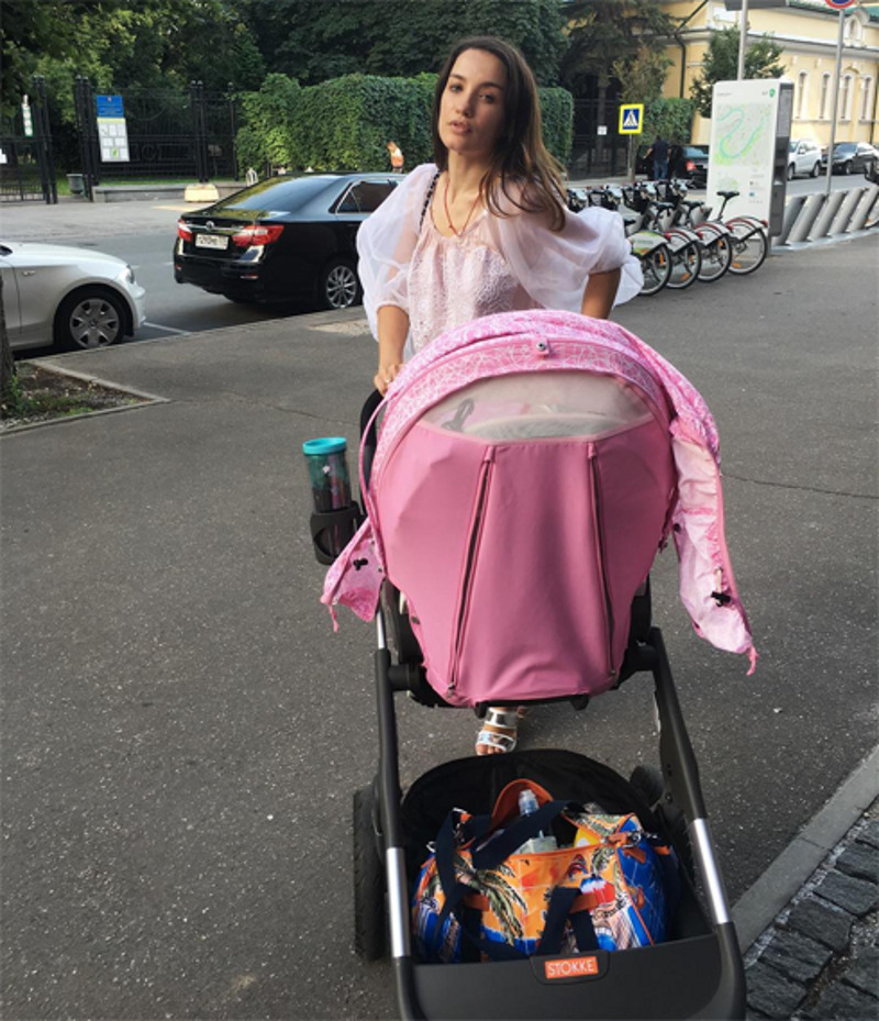 Иногда певица выходит гулять в розовом