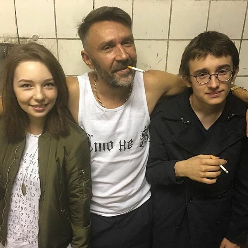 Сигарета в руках несовершеннолетнего сына вызвала возмущение некоторых фанатов Шнура
