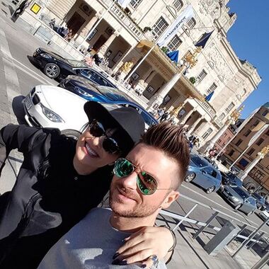 Сергей проводит время в компании симпатичных девушек
