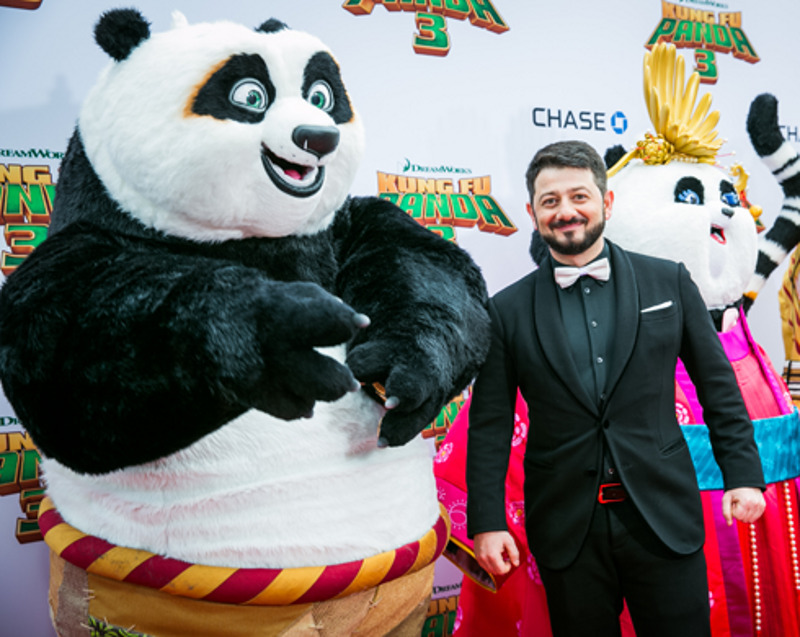 Во время премьеры фильма «Кунг-фу Панда 3» в Лос-Анджелесе Михаилу Галустяну удалось познакомиться с актерами, озвучившими героев в оригинале. Например, с Дастином Хоффманом (Мастер Шифу)