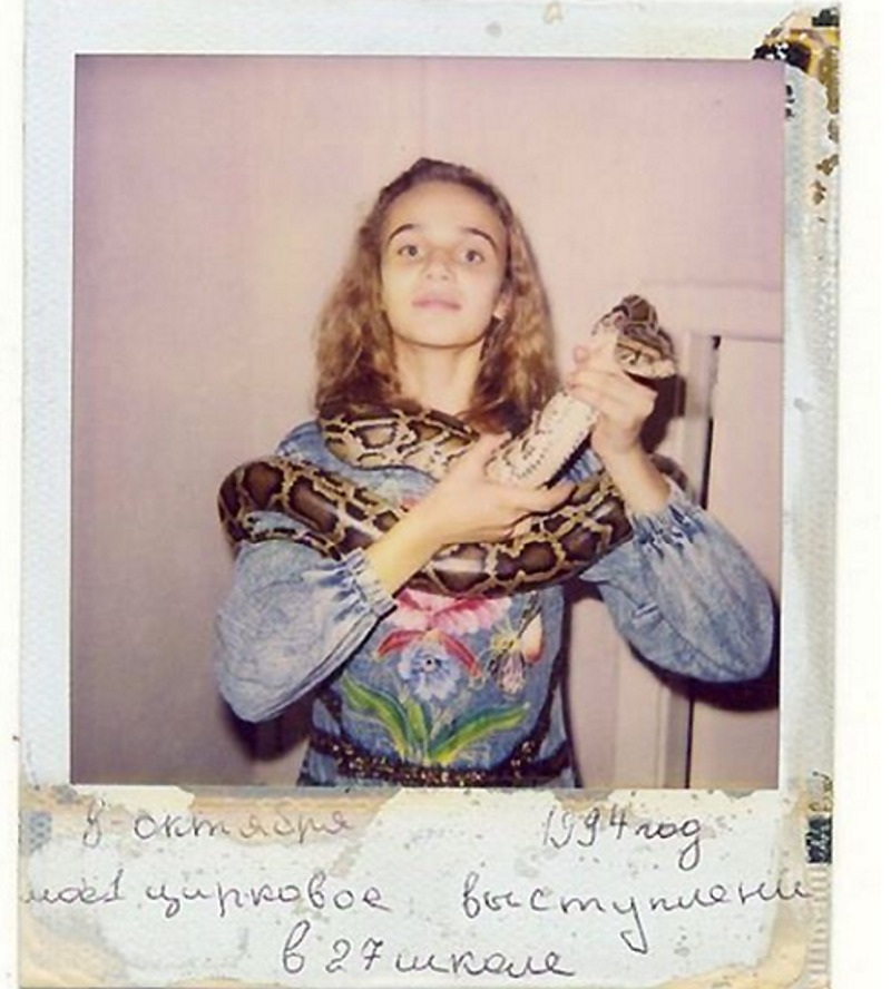 Перебирая архивные фото, Водонаева нашла и вот такой снимок. 1994 год, гримерка актового зала 27 школы г. Тюмени