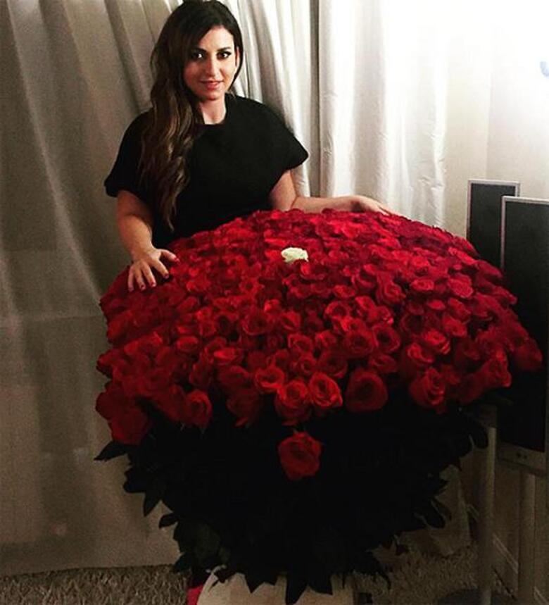 Жасмин на день рождения получила от мужа роскошный букет. Фото: Instagram.com/jasminshor.