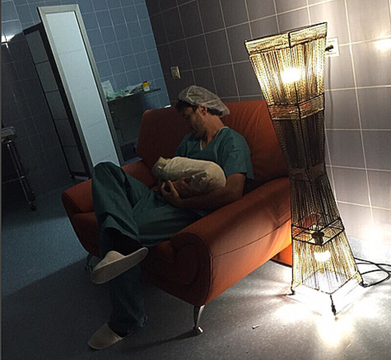 Юрий Жирков с новорожденным сыном на руках. Фото: Instagram.com/innazhirkova.