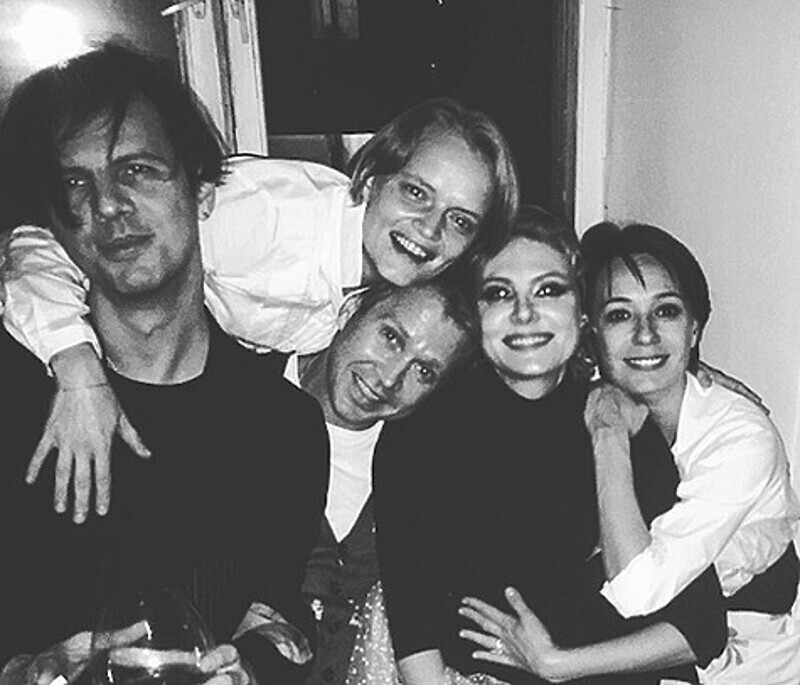 На свой день рождения Чулпан собрала только близких друзей. Светящиеся глаза и искренние улыбки покорили поклонников именинницы. Фото: Instagram.com/veronikakozhuharova.