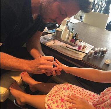 Харпер Бекхэм сделали маникюр и педикюр. Фото: Instagram.com/victoriabeckham.