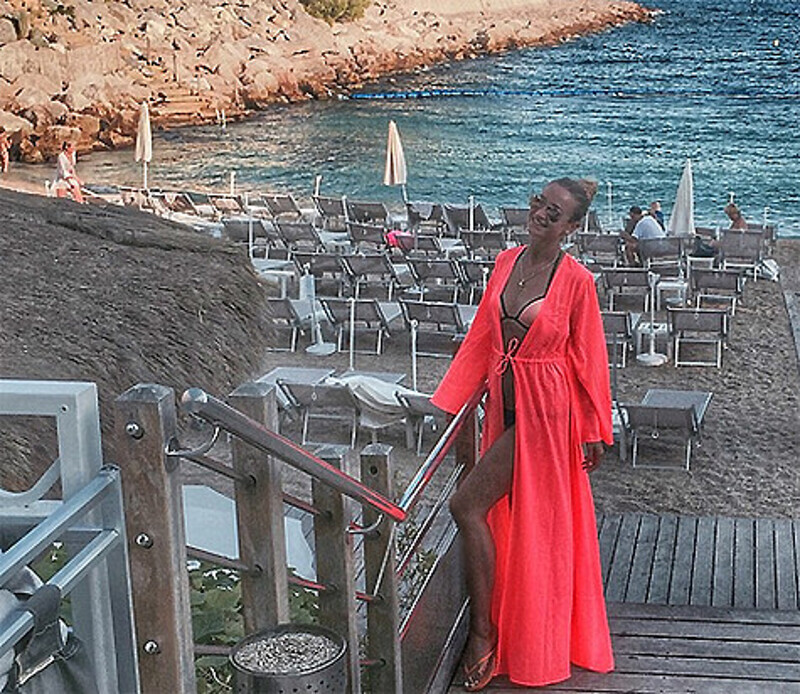«1 сентября», - так подписала этот снимок Ольга Бузова. Фото: Instagram.com/buzova86.