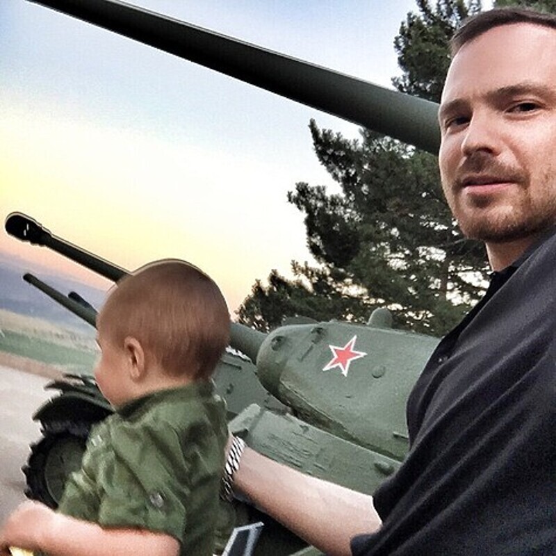 Алексей часто выкладывает фотографии, на которых он запечатлен с сыном Федором. Однако снимков его жены Агнии Дитковските на страничке актера больше нет. Фото: социальные сети