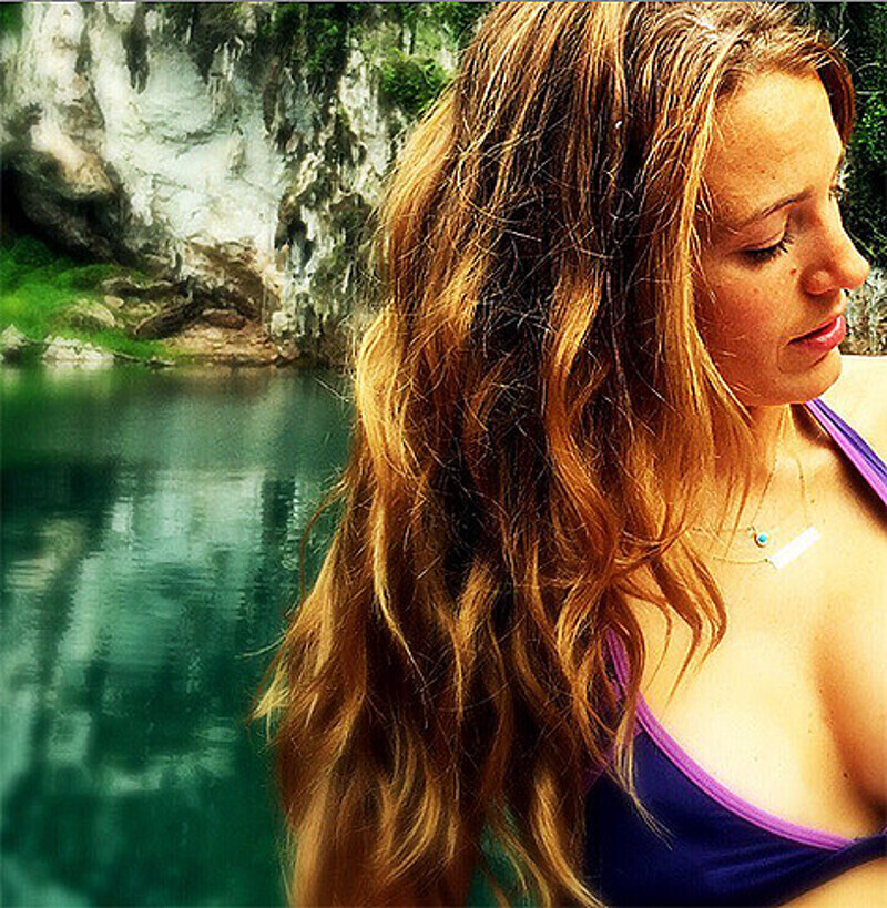 Блейк Лайвли кормит дочь грудью в бикини. Фото: Instagram.com/blakelively.