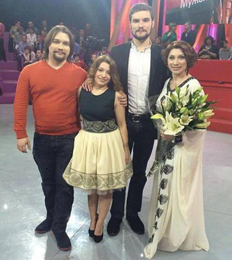 Роза Сябитова с сыном (крайний слева), дочерью Ксенией и ее женихом. Фото: Facebook.com/syabitova.