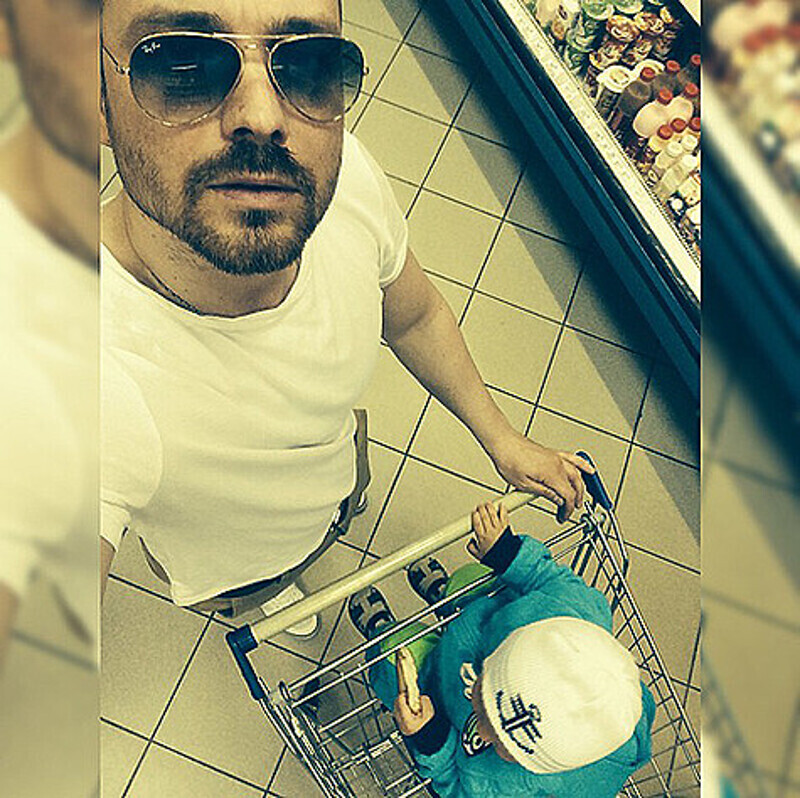 Алексей Чадов с сыном отправились за продуктами. Фото: Instagram.com/alexeychadov.