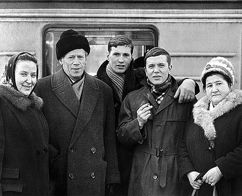 Слева направо: мама Сергея Соловьева, Калерия Сергеевна, друг семьи, Семен Яковлевич, Валерий Плотников, Сергей Соловьев, Плотникова Тамара Васильевна, 1965 год. Фото: личный архив Валерия Плотникова.