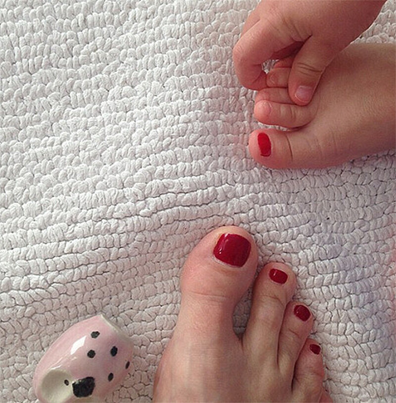 Дочь Анны Михалковой уже пытается сделать себе педикюр. Фото: Instagram.com/anikiti4na.