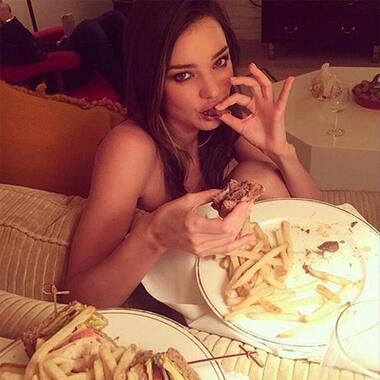 Миранда Керр голышом ест фастфуд. Фото: Instagram.com/mirandakerr.