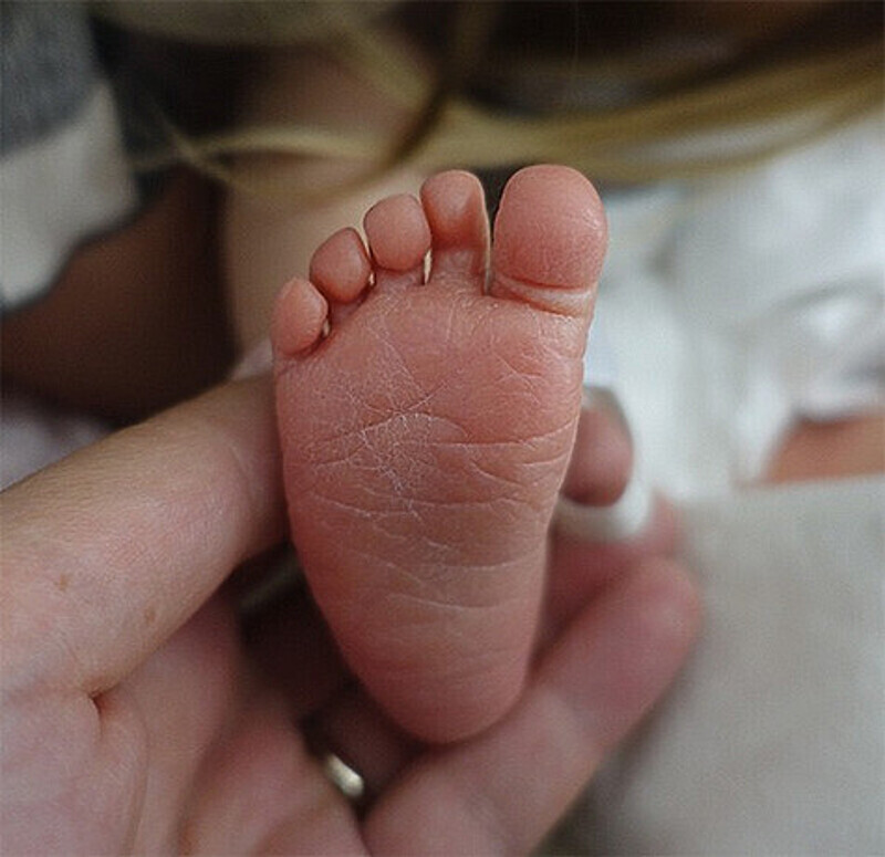 Мила Йовович показала ножку маленькой Дэшиел Идан. Фото: Instagram.com/millajovovich.