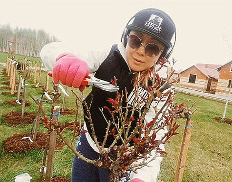 Анита Цой на даче. Фото: Instagram.com.