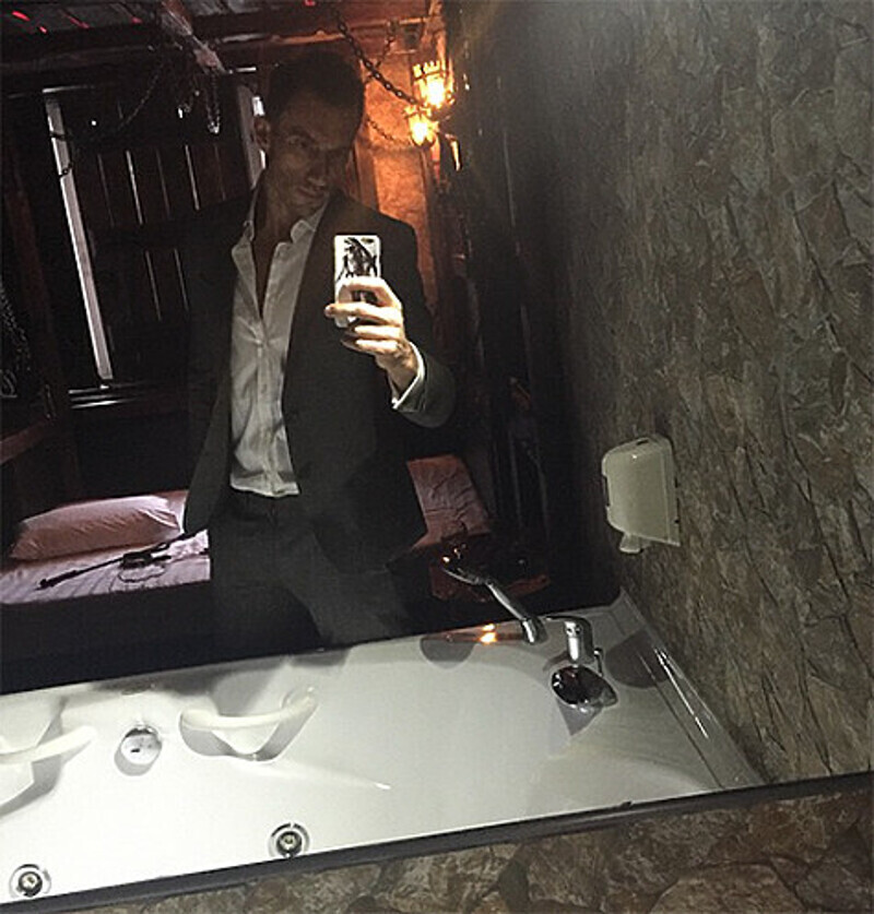 Поклонники обратили на странную комнату, в которой сфотографировался Михаил. В ней сразу расположилась и ванна и кровать. Terekhinmisha: «Начало!!» Фото: Instagram.com/terekhinmisha.