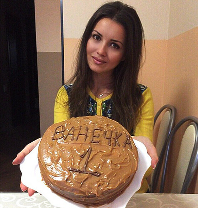 Крестная именинника актриса Алеса Качер испекла Ване торт. alesa_kacher: «Как на Ванины именины испекли мы каравай». У моего любимого крёстного сыночка сегодня первый серьёзный юбилей - нам 1 ГОД. Вспомните детство: что делали наши мамы в наш День Рождени