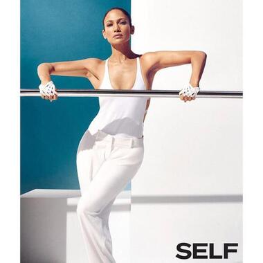 Певица выложила фотосессию для журнала Self. Фото: социальные сети
