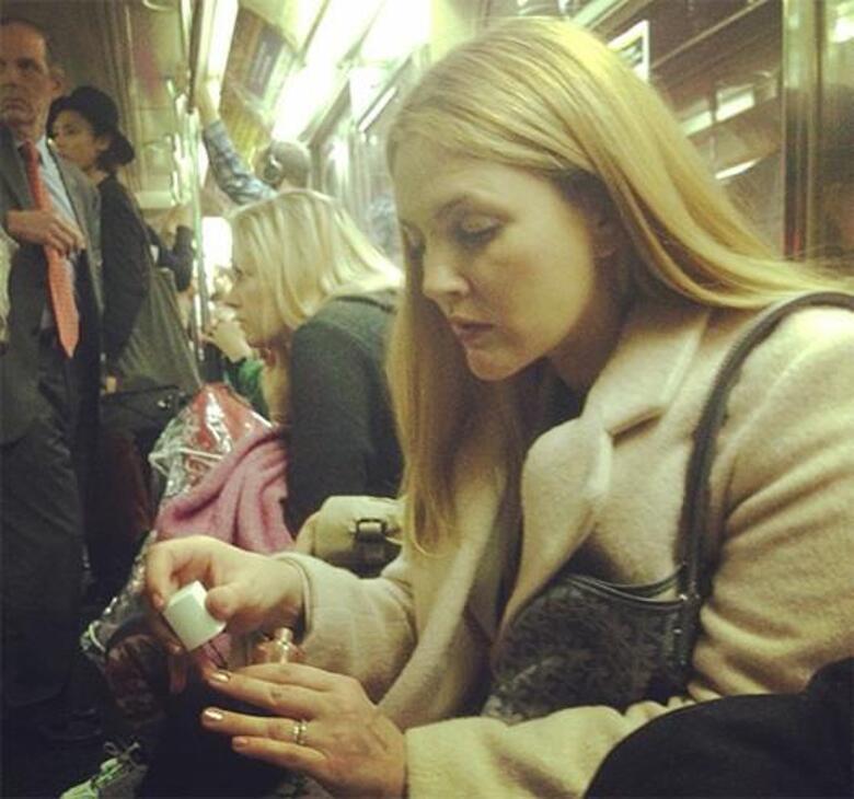 Дрю Бэрримор делает маникюр в метро. Фото: Instagram.com/drewbarrymore.