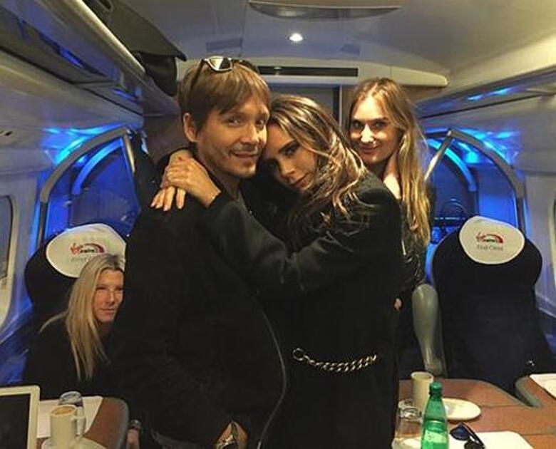 Виктория Бекхэм в поезде. Фото: Twitter.com/@victoriabeckham.