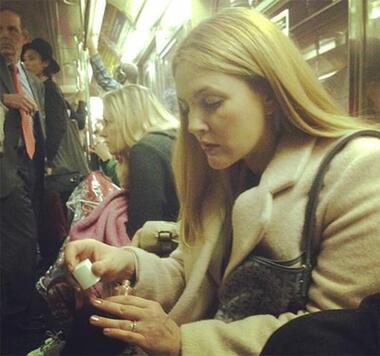 Дрю Бэрримор делает маникюр в метро. Фото: Instagram.com/drewbarrymore.