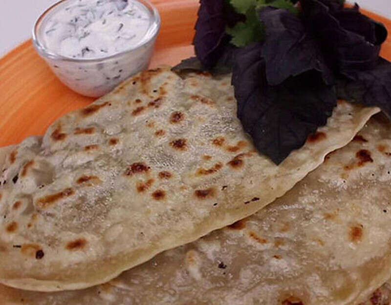 Кутабы с мясной и сырной начинками. Фото: материалы пресс-служб.