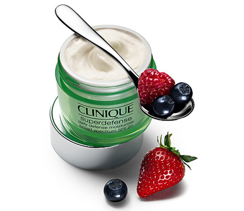 Защитный увлажняющий крем Superdefense Daily Defense Moisturizer SPF 20 от Clinique и от ультрафиолета оберегает, и увлажняет на «пять с плюсом».