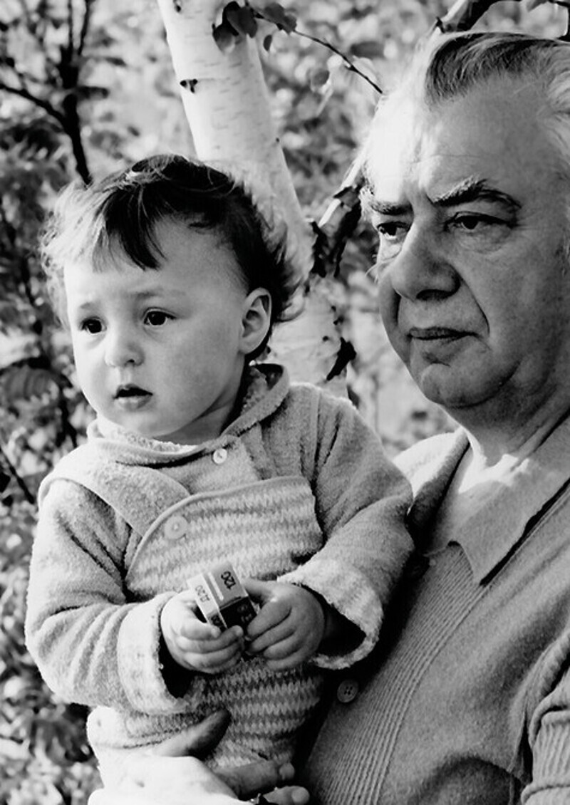 Наша героиня с дедушкой, Григорием Ефимовичем. В этом году он отметил 90-летний юбилей. Фото: личный архив Анастасии Голуб.