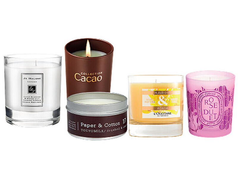 Свеча Diptyque, свеча Jo Malone, свеча Paper&Cotton 17 от Tokyomilk, свеча «Золотые цветы и акация» от L'Occitane, свеча Santalum от Oliver&Co, свеча Cacao от Yves Rocher. Фото: материалы пресс-служб.