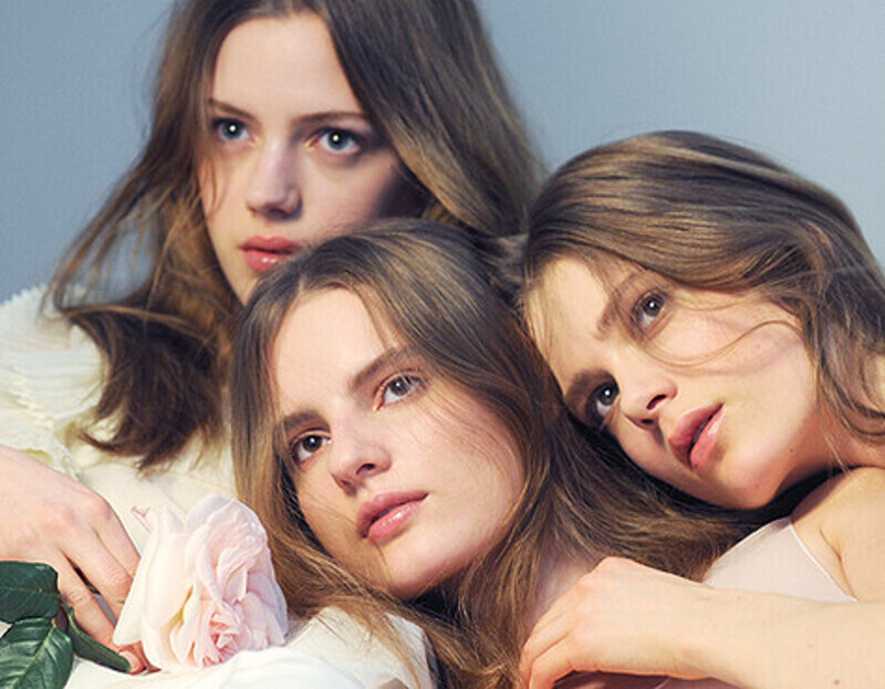 Стать музами нового аромата Roses de Chloe‛ пригласили трех юных нимф, воплотивших саму суть новинки. Фото: материалы пресс-служб.
