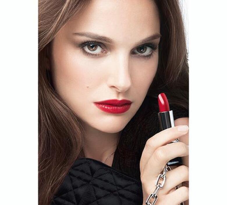 Знаменитую помаду Rouge Dior представляет Натали Портман.