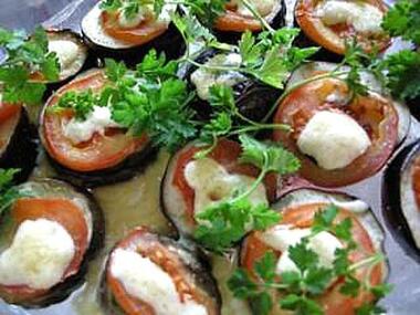 Запеченные баклажаны с сыром и помидорами.