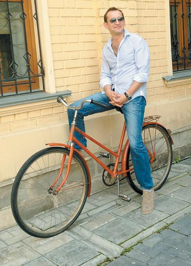Константин Хабенский на легендарном велосипеде.