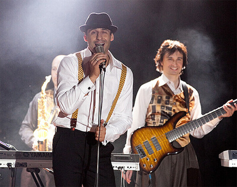 В группе «Stanley Shulman Band» Стас исполняет серьезную классическую музыку. Фото: schulmanband.com.