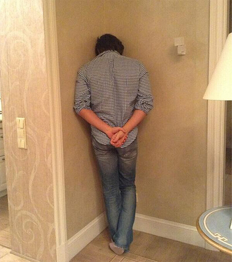 Андрея Малахова поставили в угол. Фото: Twitter.com.