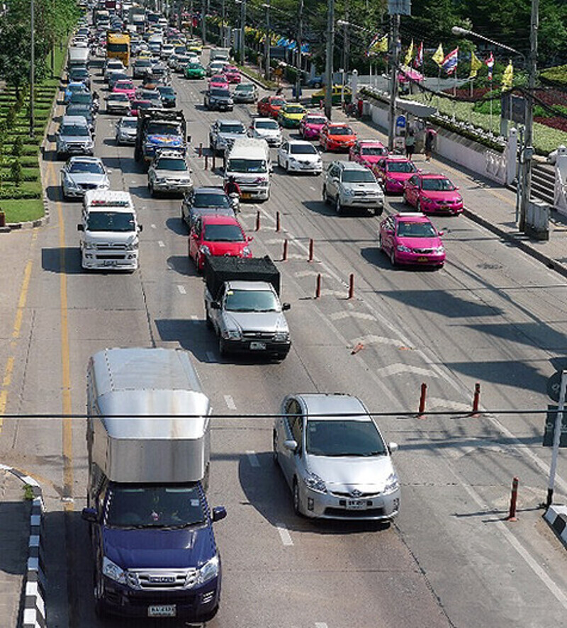 Движение в Таиланде левостороннее и к тому же хаотичное.